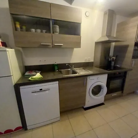 T3 A 10 Km De La Mer Et 2 Pas Des Commerces. Apartment *